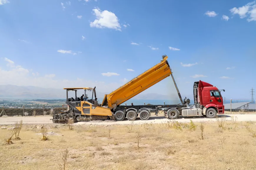 Van Büyükşehir Belediyesi Kıyıcak’ta 3 kilometrelik yeni imar yolu için PMT serimine başladı