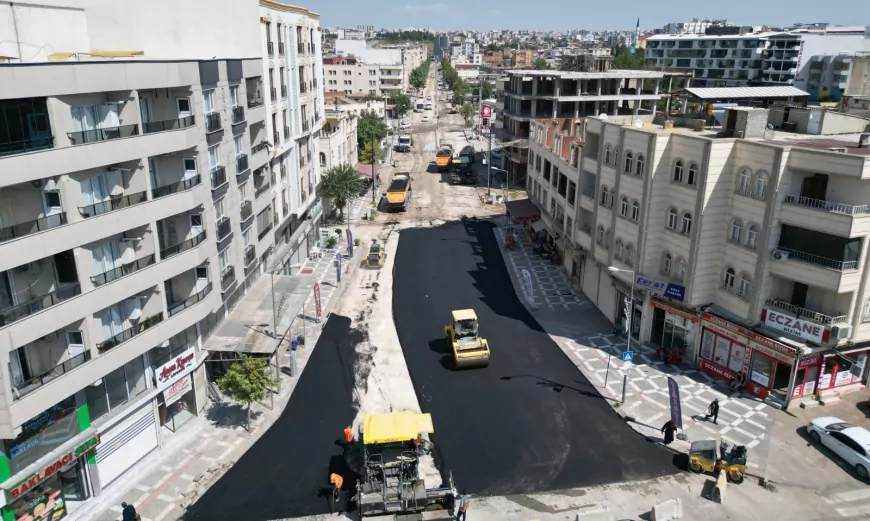 Şanlıurfa Büyükşehir Belediyesi Siverek’te Adnan Menderes Caddesi’nde asfalt yenileme çalışmalarına başladı