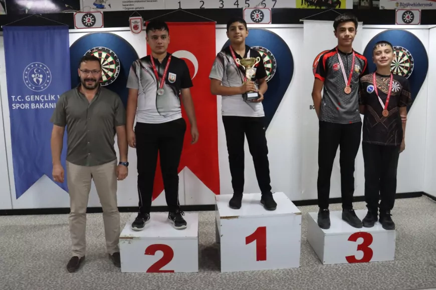 Şanlıurfa’da 30 Ağustos Zafer Bayramı Dart Turnuvasında dereceye giren öğrencilere ödülleri verildi