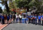 Kocaeli Büyükşehir zabıta ekipleri Zabıta Haftası’nda esnaf ve vatandaşlara çiçek dağıttı
