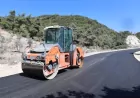 Hatay Büyükşehir Belediyesi Yayladağı’nda üç mahalleyi bağlayan 10,5 kilometrelik yolu asfaltlıyor