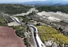 Hatay Büyükşehir Belediyesi Yayladağı’nda 3 mahalleyi bağlayan 10,5 kilometrelik yolu beton asfaltla yeniliyor