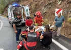 Fethiye Göcek Mahallesi tünel üst yolunda tek taraflı trafik kazası: Araçta mahsur kalan kişi kurtarıldı