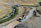 Van Büyükşehir Belediyesi Çatak’ın Şırnak sınırındaki mahalle yolunda sıcak asfalt çalışması başlattı