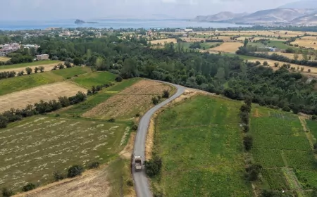 Van Büyükşehir Belediyesi Gevaş’ta 5,5 kilometrelik tarımsal arazi yolunu iyileştiriyor