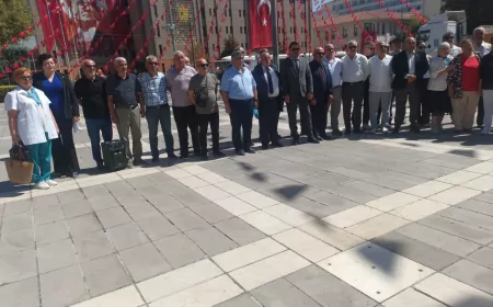İYİ Parti Eskişehir İl Başkanlığı çelenk sunma töreninde bir araya geldi