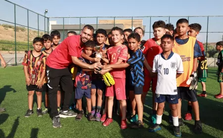 Hatay Büyükşehir Belediyesi Reyhanlı’da yeni halı sahayı çocukların katıldığı turnuvayla hizmete açtı