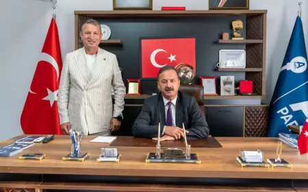 Anahtar Parti Genel Başkanı Yavuz Ağıralioğlu Tuzla’da kürek çekti, sahilde vatandaşlarla buluştu