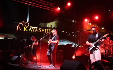Nevşehir Kayaşehir’de Seksendört rüzgârı esti, binlerce müziksever şarkılara eşlik etti