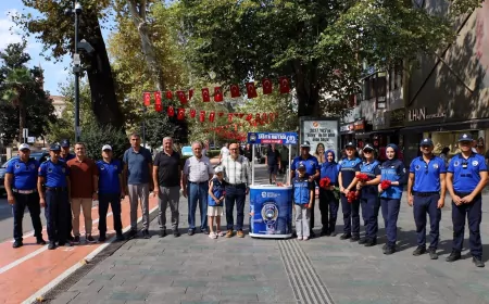Kocaeli Büyükşehir zabıta ekipleri Zabıta Haftası’nda esnaf ve vatandaşlara çiçek dağıttı