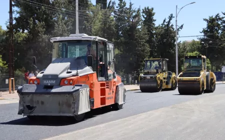 Şanlıurfa’da tarihi ve turistik noktaları bağlayan Haleplibahçe Caddesi sıcak asfaltla yenileniyor