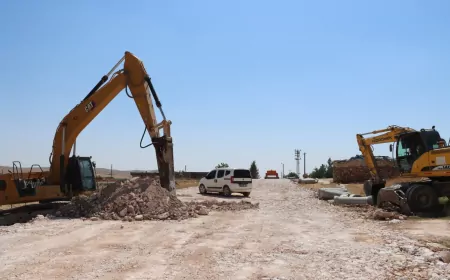 Şanlıurfa’da dört ilçeyi birbirine bağlayan 27 kilometrelik grup yolu sıcak asfaltla yenileniyor
