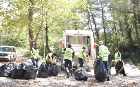 Hatay Büyükşehir Belediyesi Erzin Şirinsu’da dere yatağındaki katı atıkları temizledi