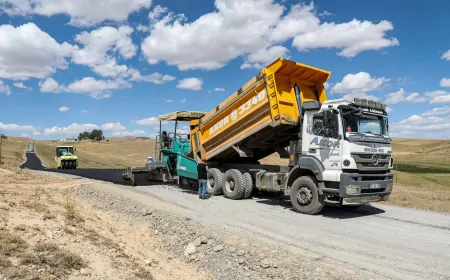 Van Büyükşehir Belediyesi Başkale’de 5 kilometrelik yolu sıcak asfaltla buluşturuyor