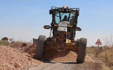 Şanlıurfa Büyükşehir Belediye Başkanı Mehmet Kasım Gülpınar’ın talimatıyla Keçiburç Mahallesi’nin 5,5 kilometrelik yolu yenileniyor