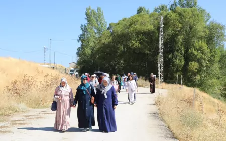 Van’da 60 yaş üstü vatandaşlar Dilkaya’da Van Gölü kıyısında doğa yürüyüşüne katıldı