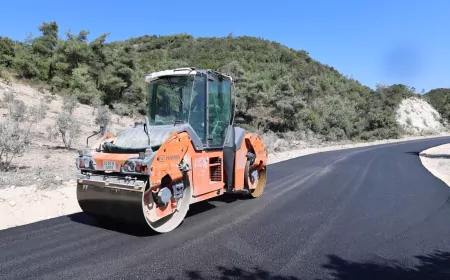 Hatay Büyükşehir Belediyesi Yayladağı’nda üç mahalleyi bağlayan 10,5 kilometrelik yolu asfaltlıyor