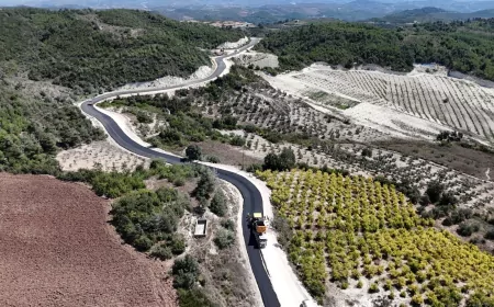 Hatay Büyükşehir Belediyesi Yayladağı’nda 3 mahalleyi bağlayan 10,5 kilometrelik yolu beton asfaltla yeniliyor