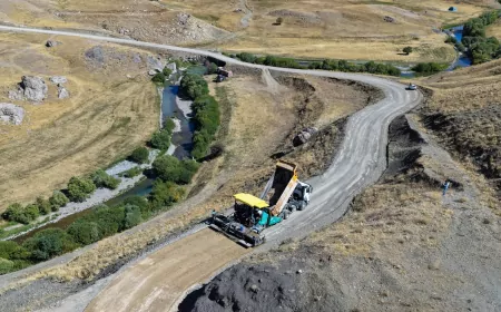 Van Büyükşehir Belediyesi Çatak’ın Şırnak sınırındaki mahalle yolunda sıcak asfalt çalışması başlattı