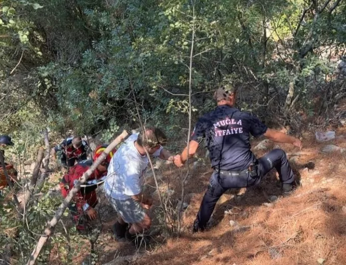 Muğla Menteşe’de yoldan çıkan araç yaklaşık 50 metrelik uçuruma yuvarlandı