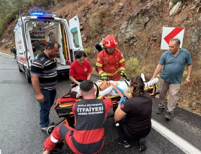 Fethiye Göcek Mahallesi tünel üst yolunda tek taraflı trafik kazası: Araçta mahsur kalan kişi kurtarıldı