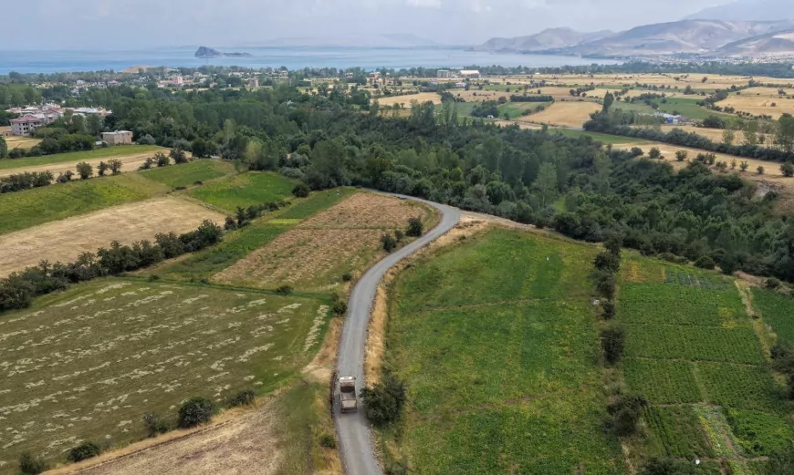 Van Büyükşehir Belediyesi Gevaş’ta 5,5 kilometrelik tarımsal arazi yolunu iyileştiriyor
