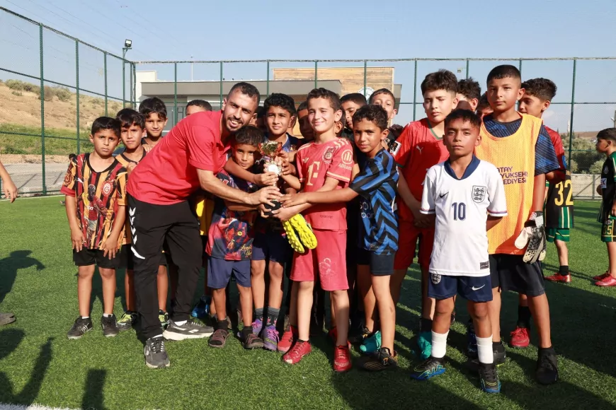Hatay Büyükşehir Belediyesi Reyhanlı’da yeni halı sahayı çocukların katıldığı turnuvayla hizmete açtı