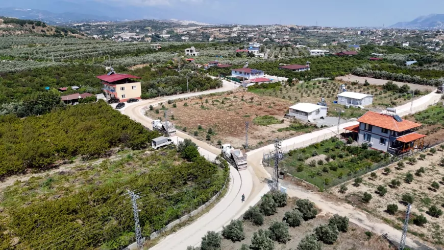 Hatay Büyükşehir Belediyesi Karaçay ve Özbek’te 3 bin 500 metrelik yol çalışması başlattı