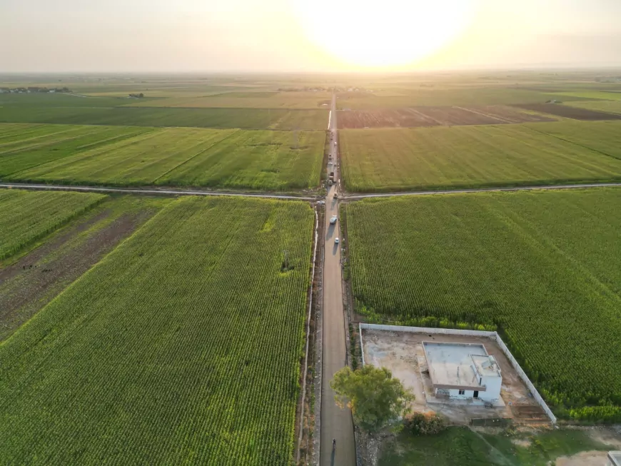 Şanlıurfa Büyükşehir Belediyesi Eyyübiye kırsalında 5 mahalleyi bağlayan 8 kilometrelik yolu sıcak asfaltla buluşturuyor