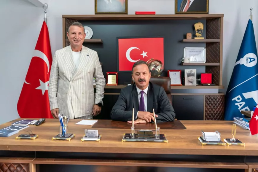 Anahtar Parti Genel Başkanı Yavuz Ağıralioğlu Tuzla’da kürek çekti, sahilde vatandaşlarla buluştu