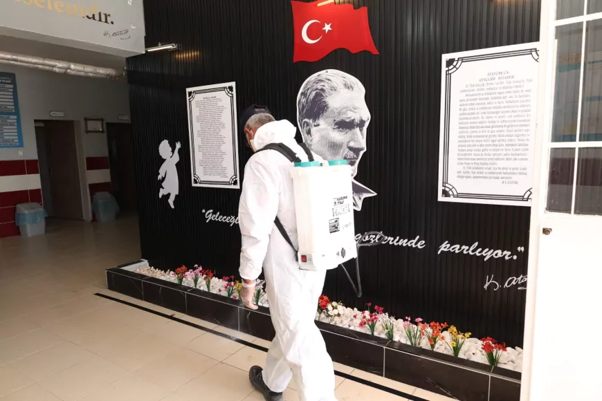 Hatay Büyükşehir Belediyesi yeni eğitim yılı öncesi okullarda ilaçlama çalışmalarını hızlandırdı