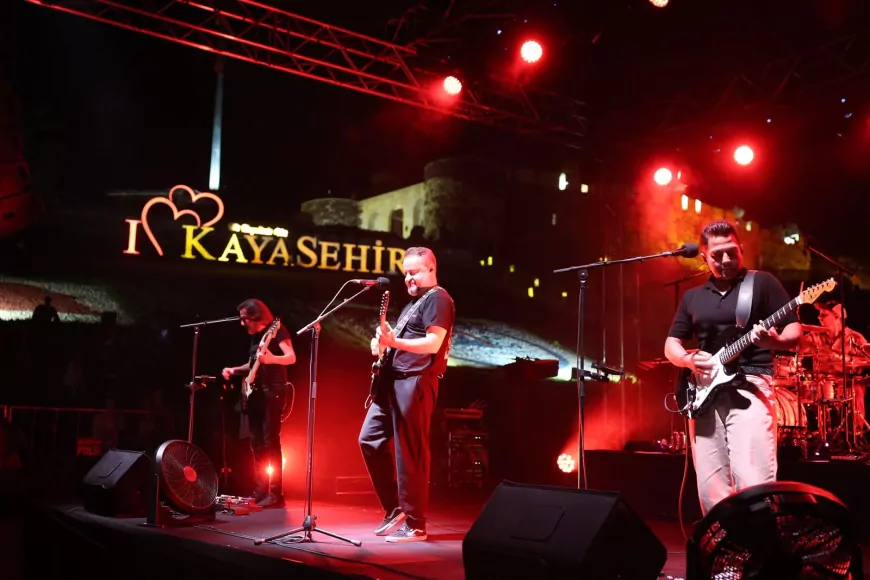 Nevşehir Kayaşehir’de Seksendört rüzgârı esti, binlerce müziksever şarkılara eşlik etti