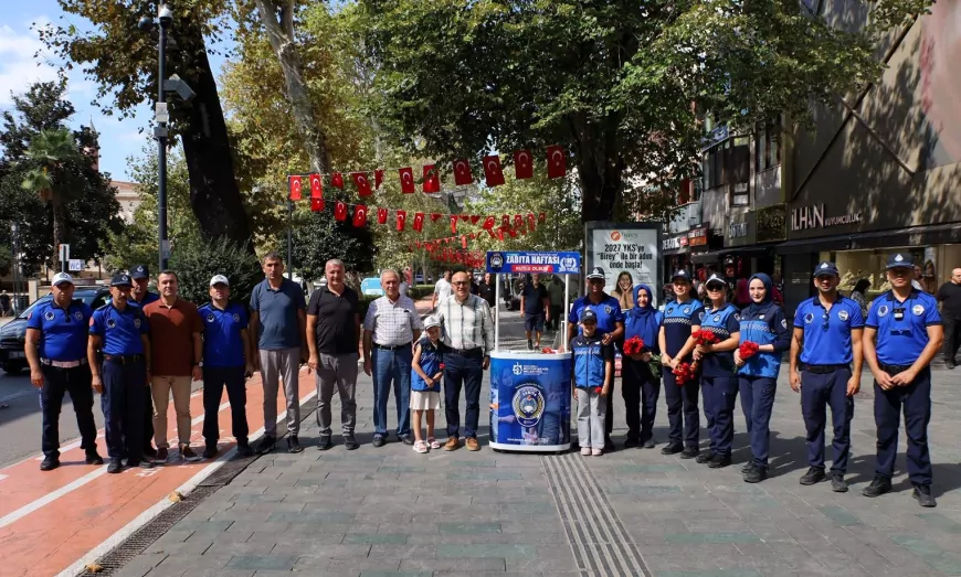 Kocaeli Büyükşehir zabıta ekipleri Zabıta Haftası’nda esnaf ve vatandaşlara çiçek dağıttı