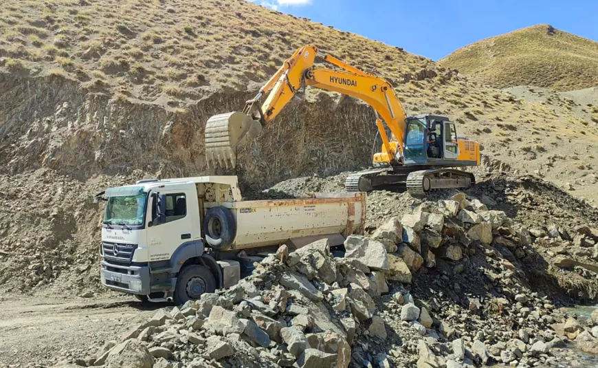 Van Büyükşehir Belediyesi 13 ilçede kırsal yol ve ulaşım altyapısını güçlendiriyor