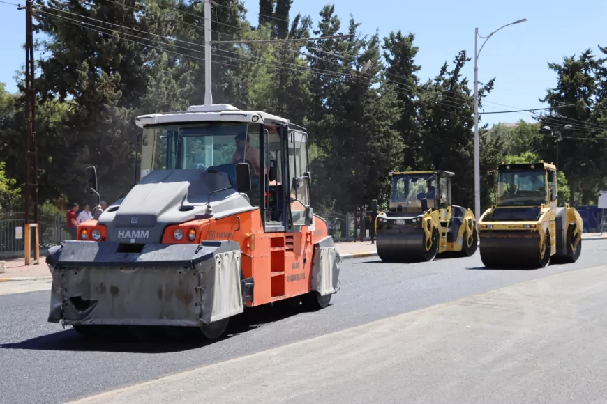 Şanlıurfa’da tarihi ve turistik noktaları bağlayan Haleplibahçe Caddesi sıcak asfaltla yenileniyor