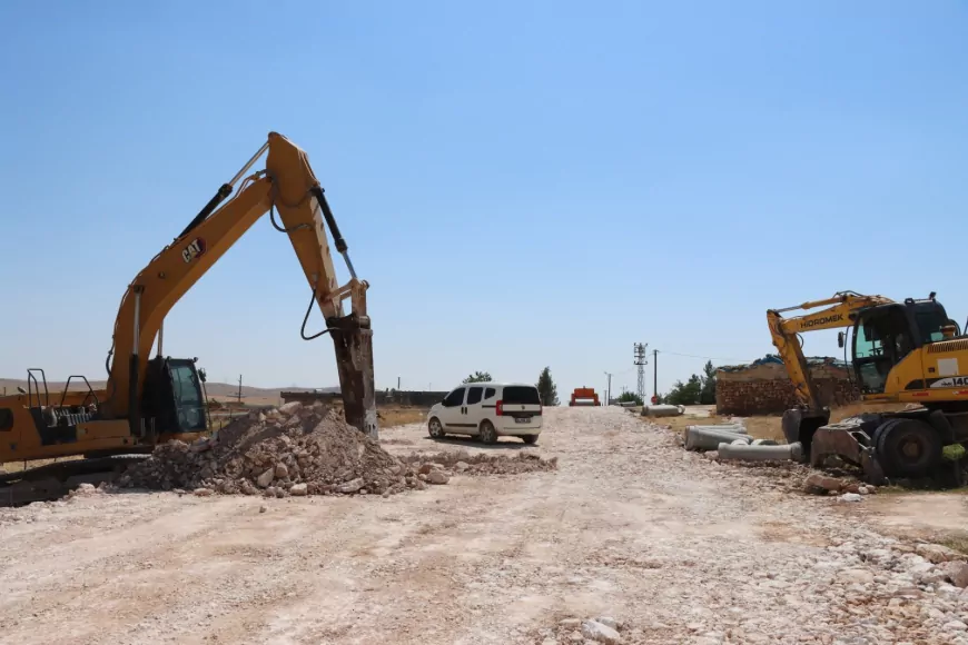Şanlıurfa’da dört ilçeyi birbirine bağlayan 27 kilometrelik grup yolu sıcak asfaltla yenileniyor