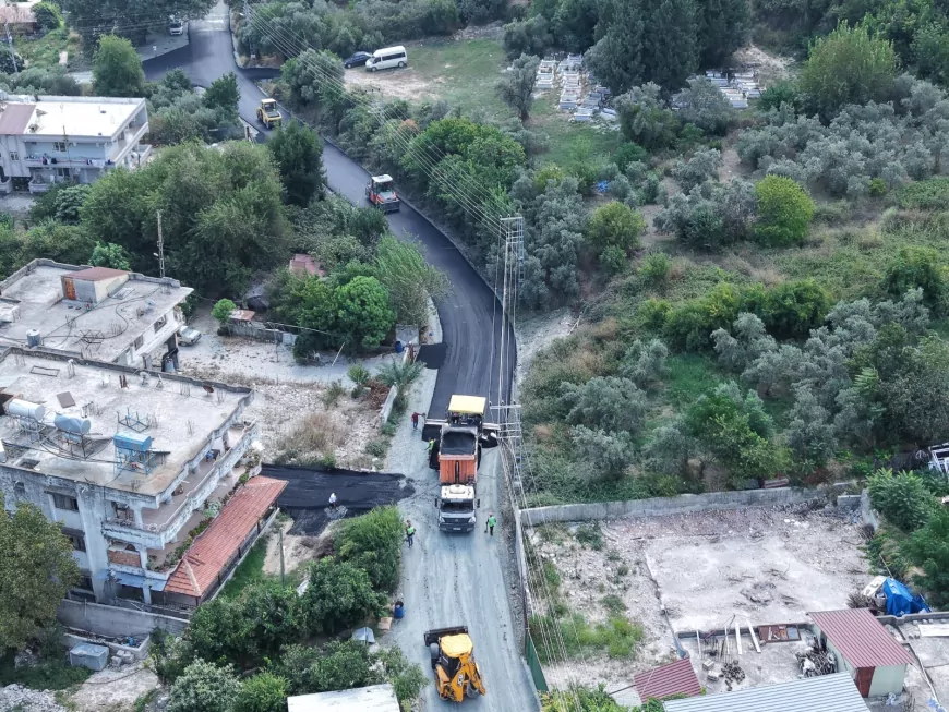 Hatay Büyükşehir Belediyesi Karaçay Mahallesi’nde 3000 Metrelik Beton Asfalt Çalışması Başlattı