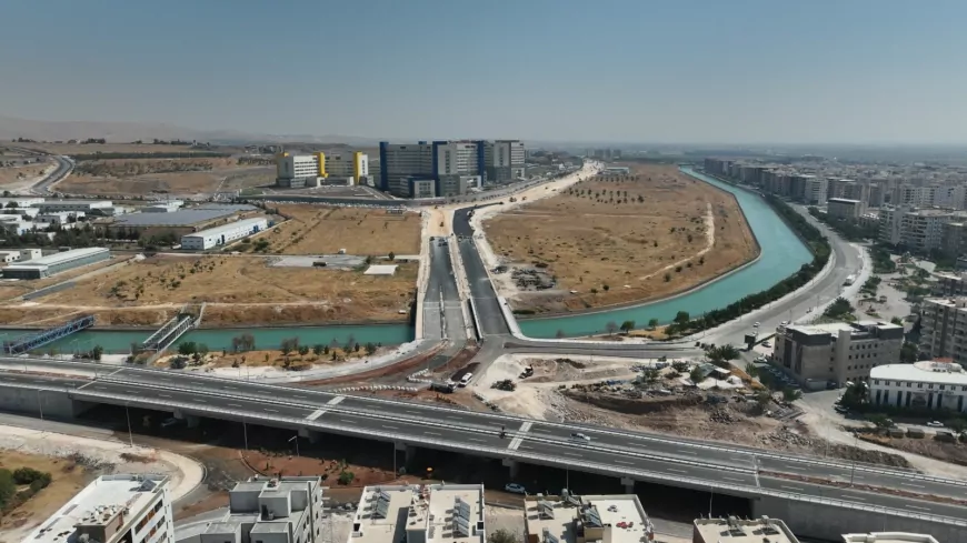 Şanlıurfa Şehir Hastanesi’ne ulaşımı sağlayacak yolda sıcak asfalt serimi başladı
