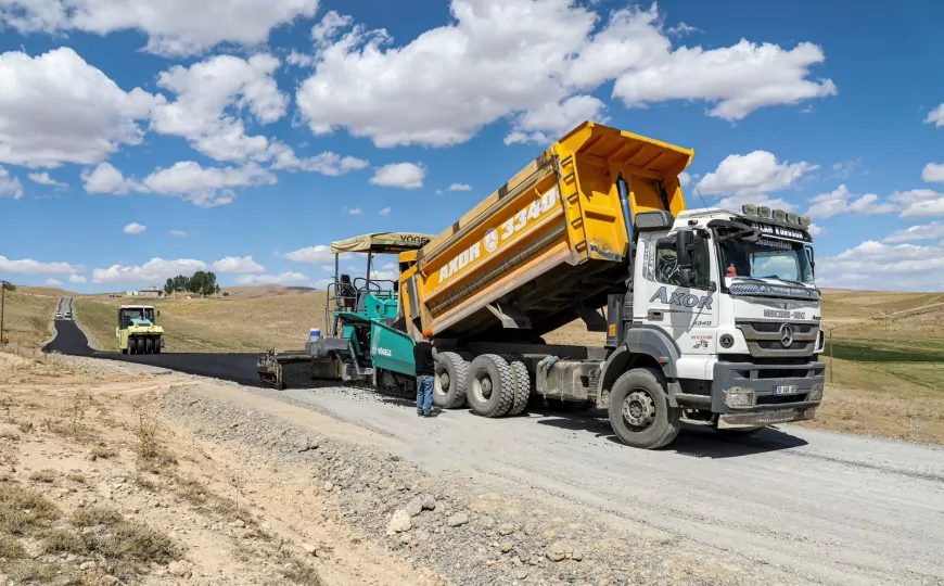 Van Büyükşehir Belediyesi Başkale’de 5 kilometrelik yolu sıcak asfaltla buluşturuyor