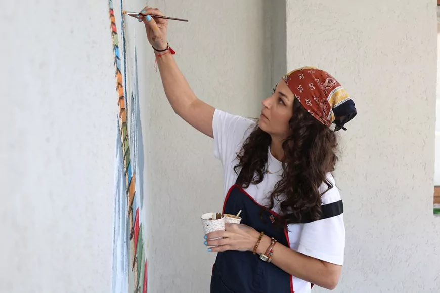 Hatay Büyükşehir Belediyesi Yayladağı’ndaki okul koridorlarını eğitici resimlerle renklendirdi
