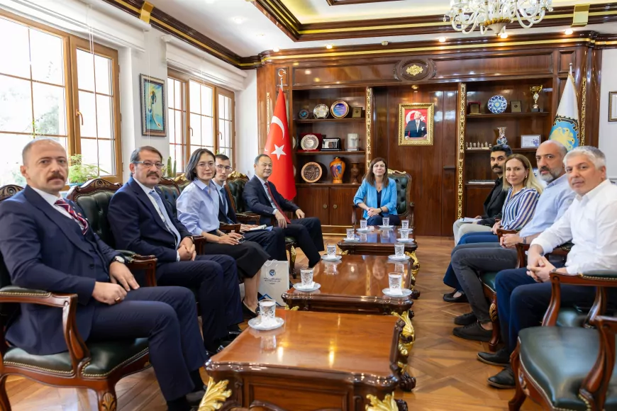 Kırgız Cumhuriyeti Ankara Büyükelçisi Ruslan Kazakbaev Diyarbakır Büyükşehir Belediyesini ziyaret etti
