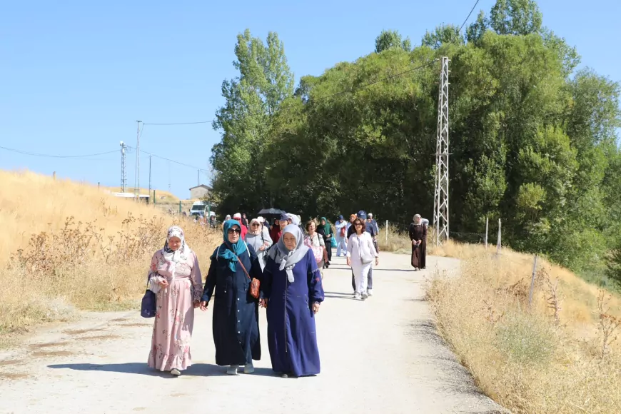 Van’da 60 yaş üstü vatandaşlar Dilkaya’da Van Gölü kıyısında doğa yürüyüşüne katıldı