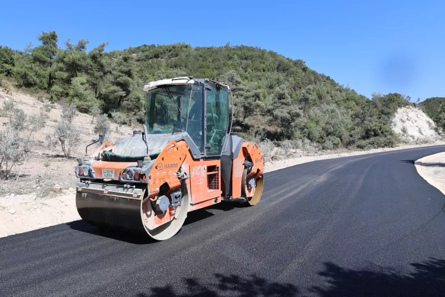 Hatay Büyükşehir Belediyesi Yayladağı’nda üç mahalleyi bağlayan 10,5 kilometrelik yolu asfaltlıyor
