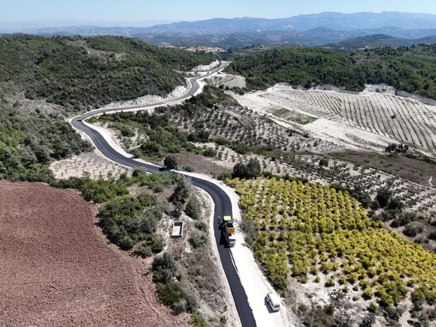 Hatay Büyükşehir Belediyesi Yayladağı’nda 3 mahalleyi bağlayan 10,5 kilometrelik yolu beton asfaltla yeniliyor