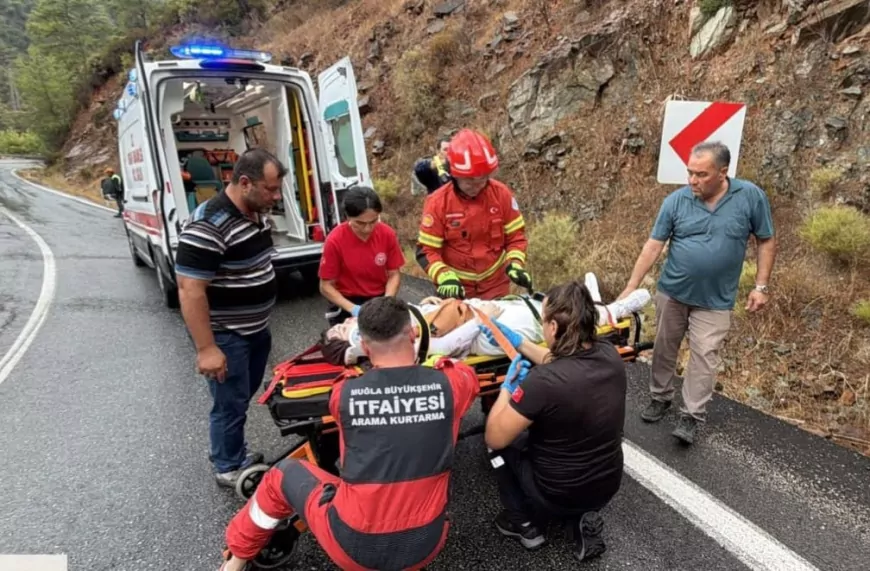 Fethiye Göcek Mahallesi tünel üst yolunda tek taraflı trafik kazası: Araçta mahsur kalan kişi kurtarıldı