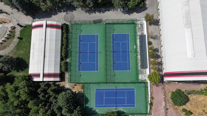 Uşak Belediyesi yenilenen Huzurpark kortlarında yüzlerce sporcuyu tenis turnuvasında buluşturacak