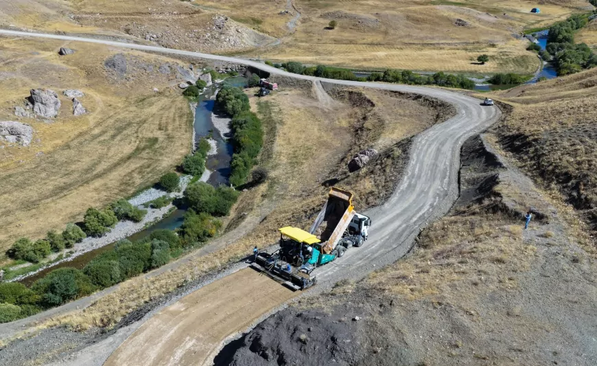Van Büyükşehir Belediyesi Çatak’ın Şırnak sınırındaki mahalle yolunda sıcak asfalt çalışması başlattı