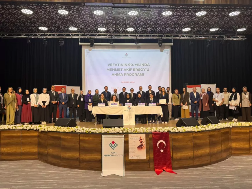 Van’da Mehmet Akif Ersoy’un vefatının 90. yılında gençler milli şairin mirasını anlattı