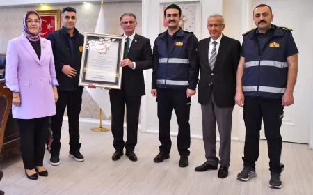 Van Valisi ve Büyükşehir Belediye Başkan Vekili Ozan Balcı itfaiye personelini makamında kabul etti