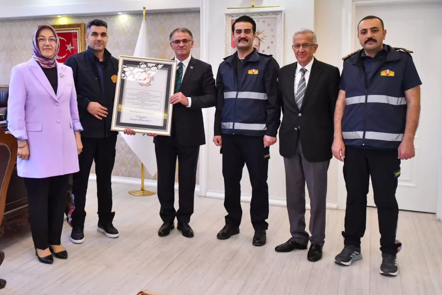 Van Valisi ve Büyükşehir Belediye Başkan Vekili Ozan Balcı itfaiye personelini makamında kabul etti